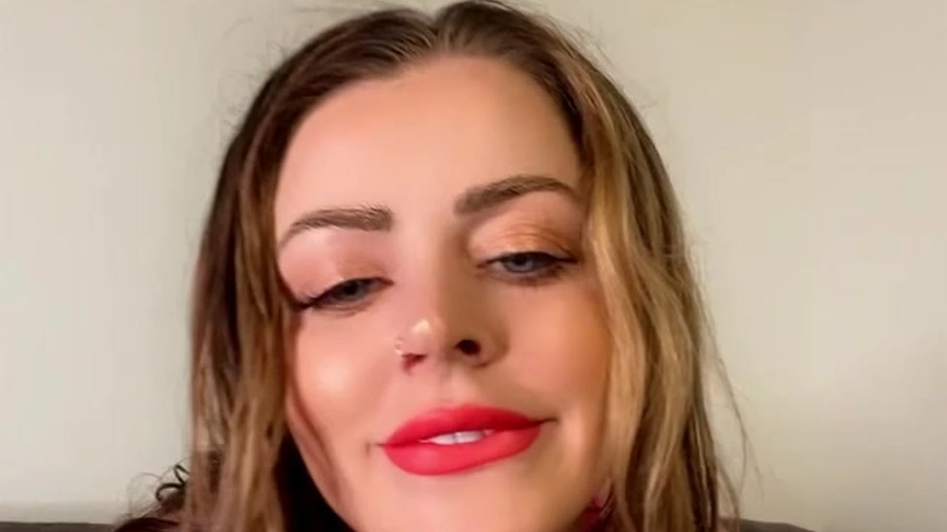 OF GIRL Sweating Brunette Sophie Dee sextape